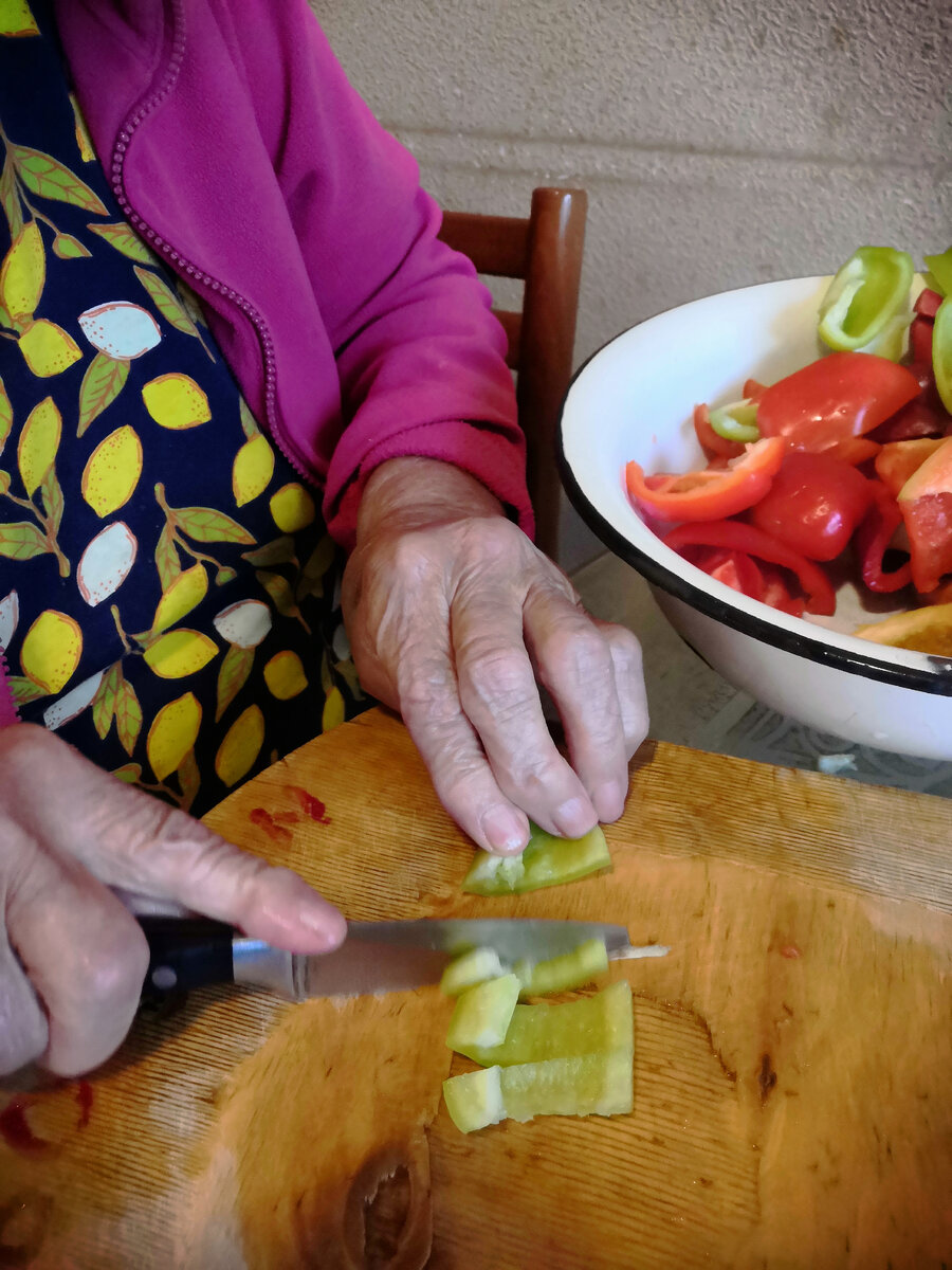 Режет перец для замораживания.