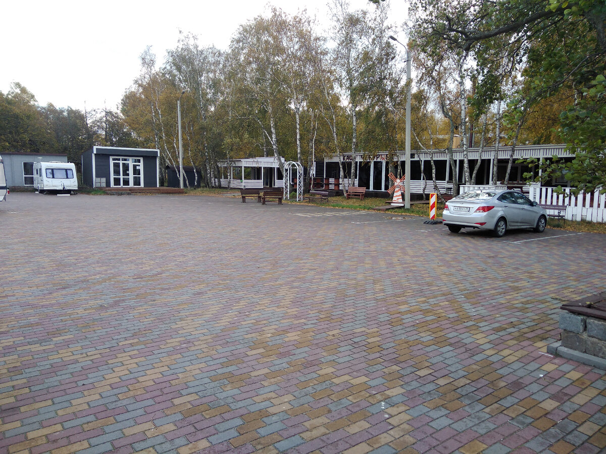 Площадь на пути к променаду. Парковка, палатки стрит-фуда, кафешки. Ближе к зиме почти всё закрыто