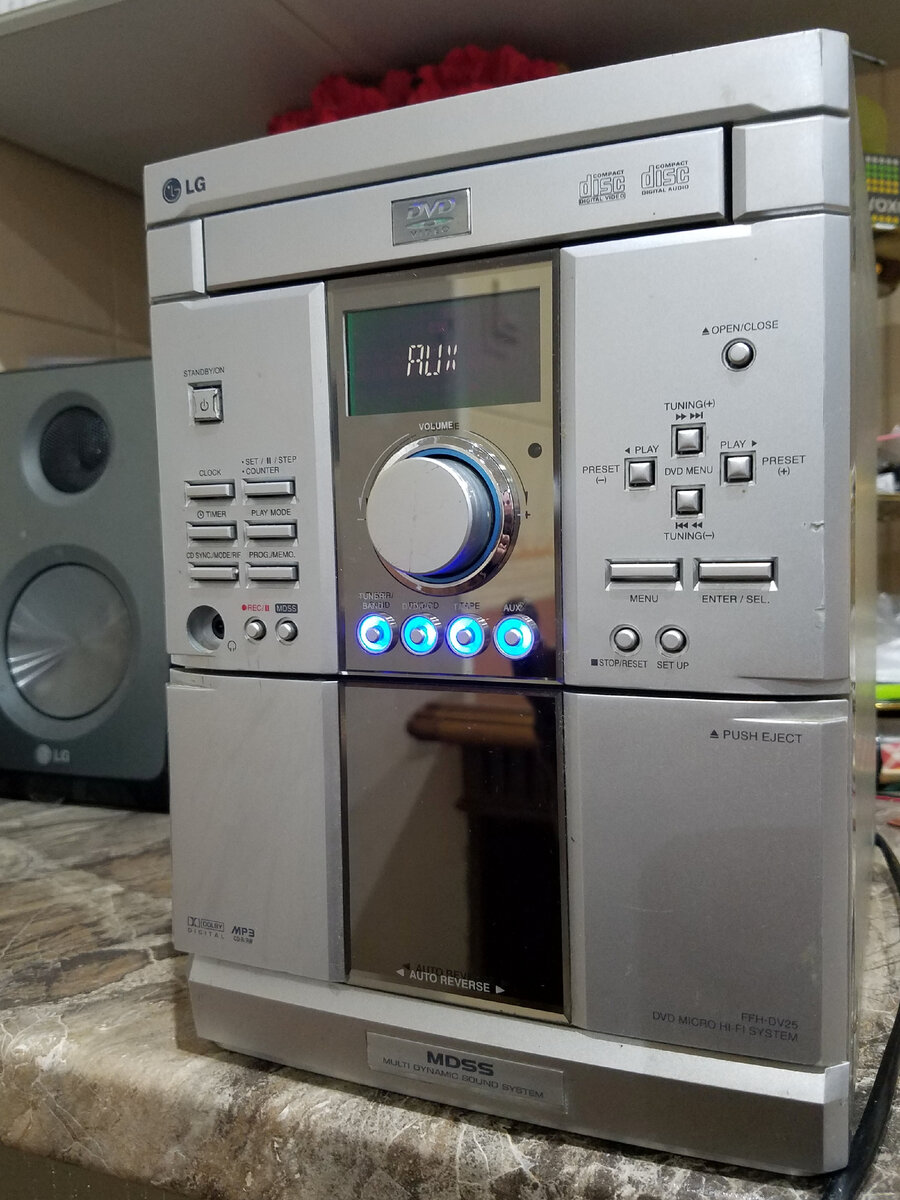 1. Музыкальный центр LG, модель FFH-DV25