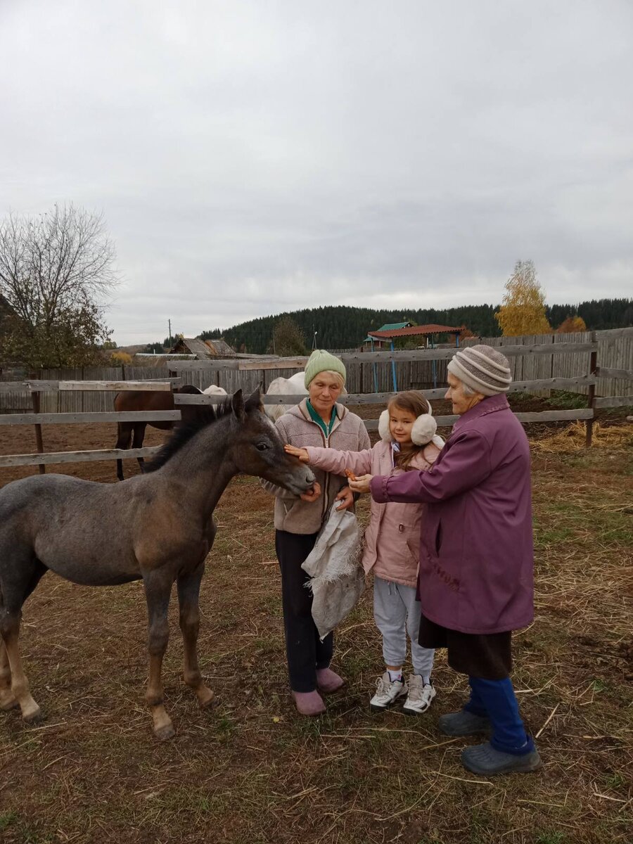 Мама на работе. С ней бабушка и моя двоюродная сестра