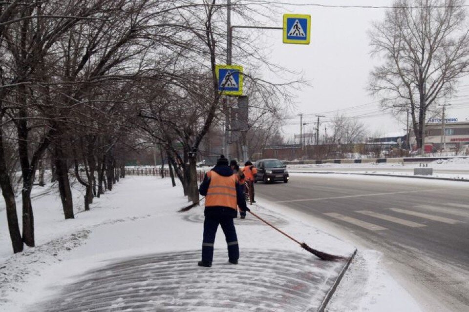     Снег и лед убирают на тротуарах, остановках и дорогах.