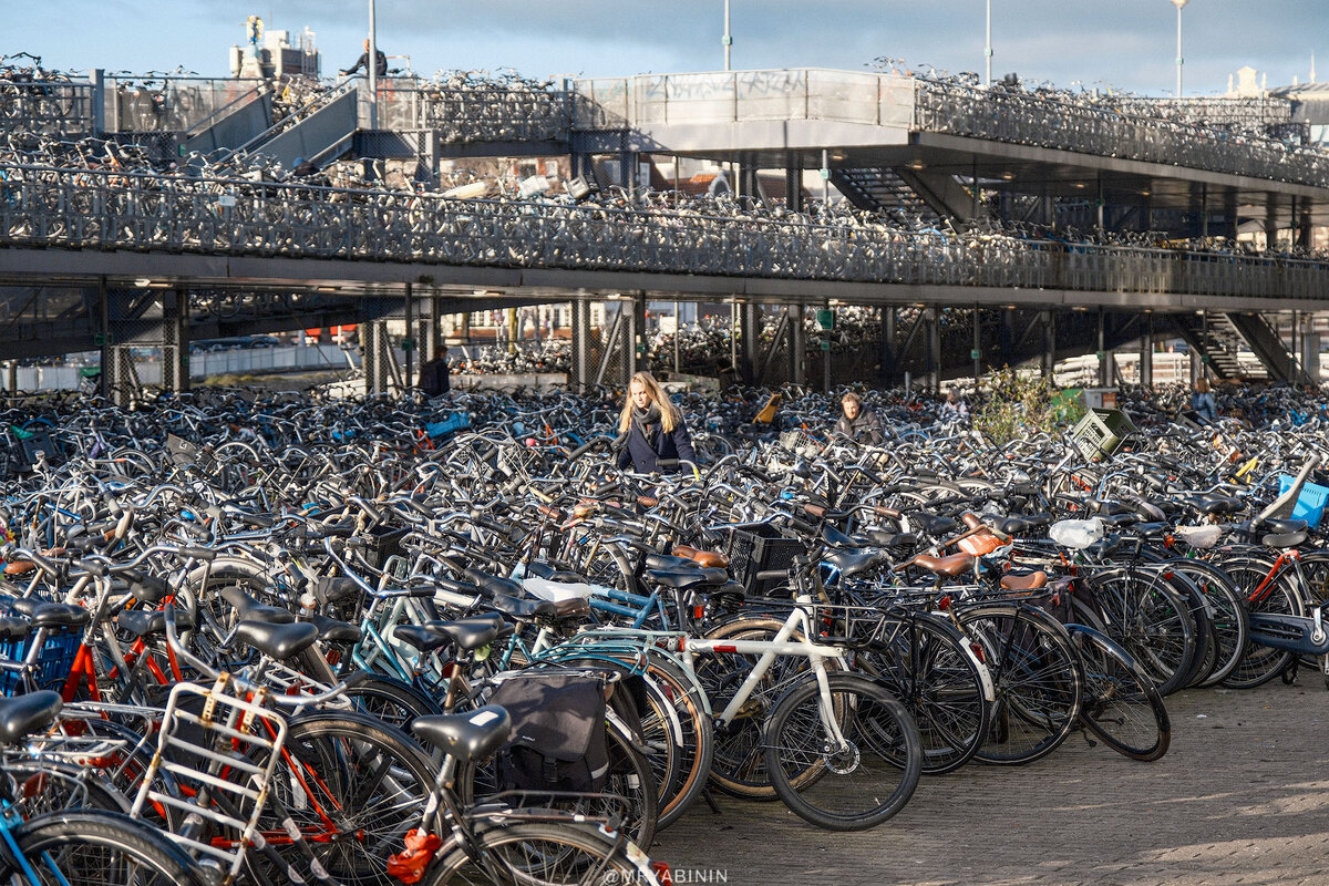 Приехал в Амстердам и ошалел от количества велосипедов прямо на вокзале. Хотя, не так все и страшно