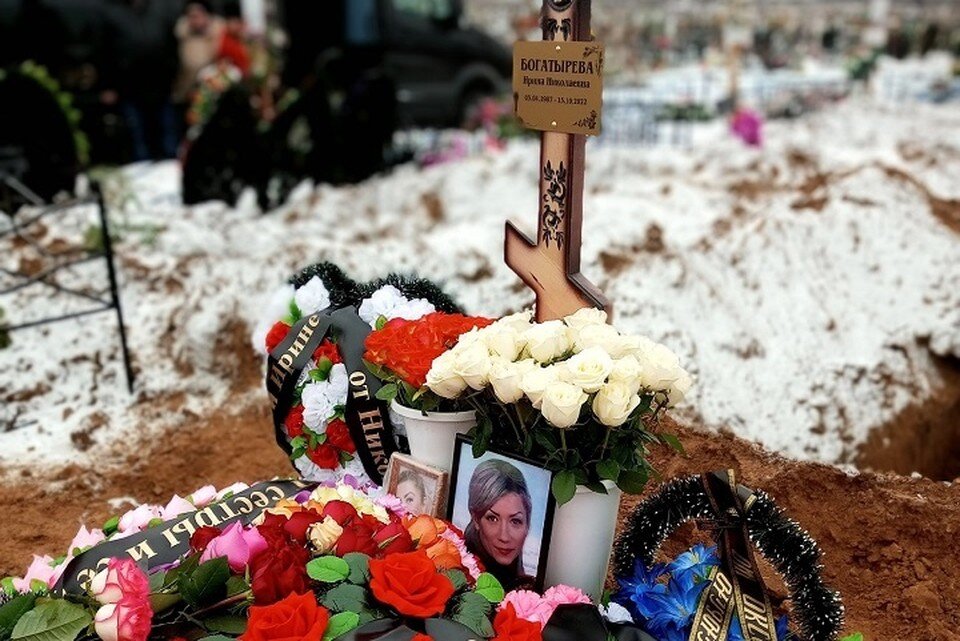     Сегодня в городе-герое проводили в последний путь Ирину Богатыреву. Фото: подруга убитой Наталья.