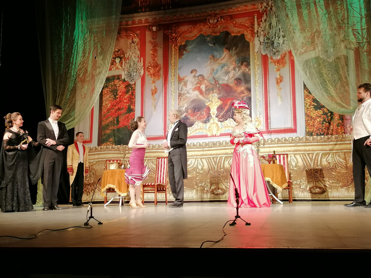 Взгляд на уровне пола, так как я сижу в любимом первом ряду. 