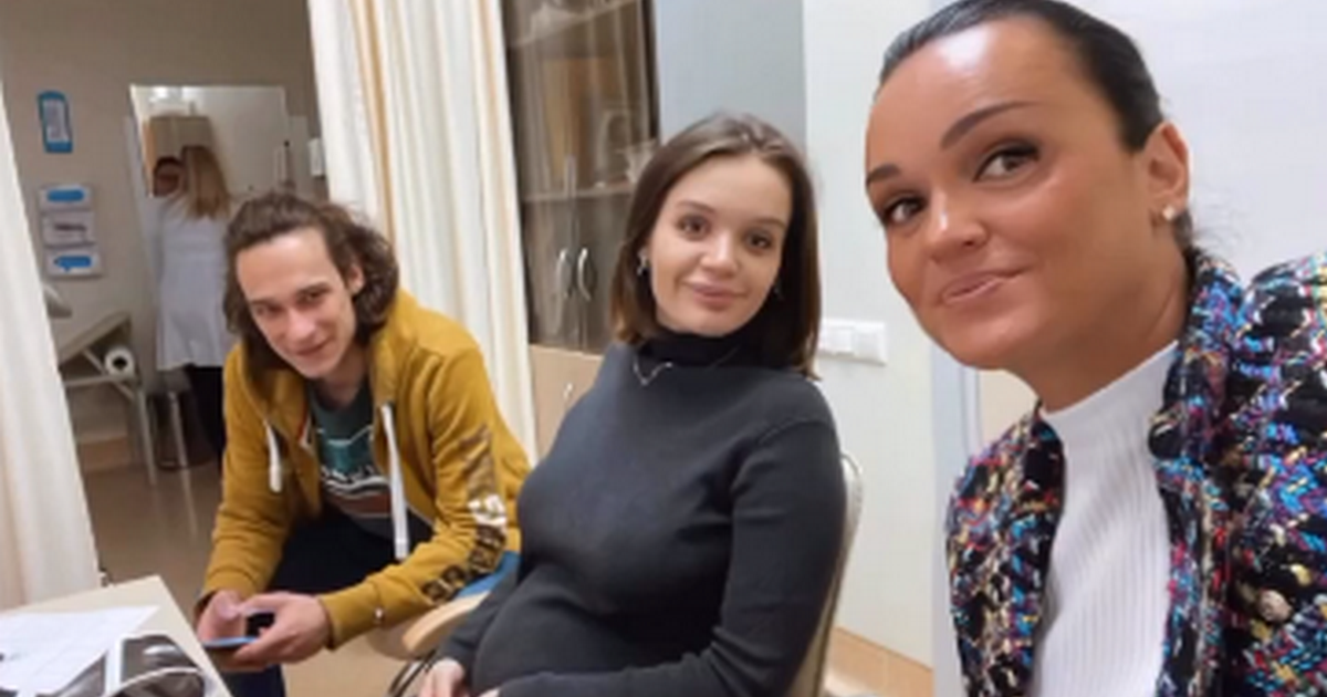 Посещение врача Славой и ее дочерью, соцсети