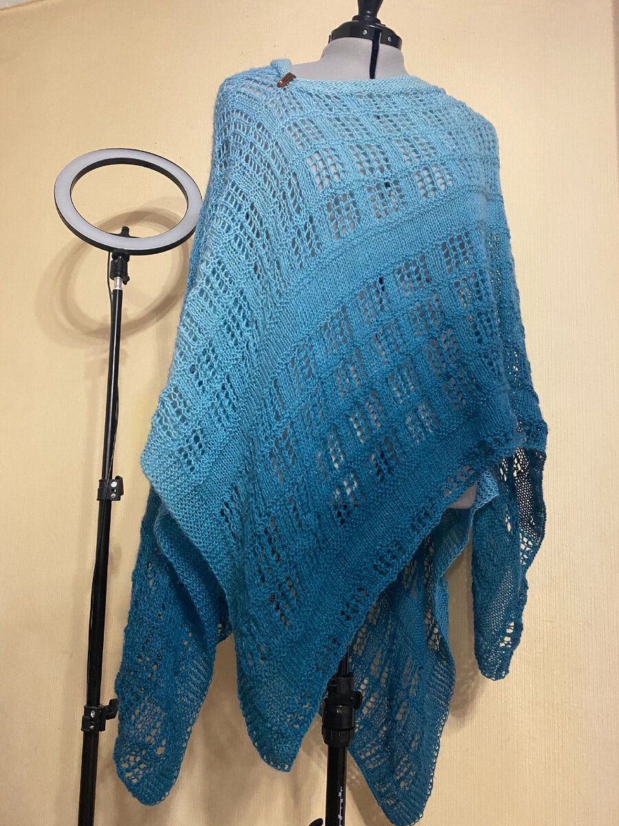 Пончо из пряжи Ализе омбре батик