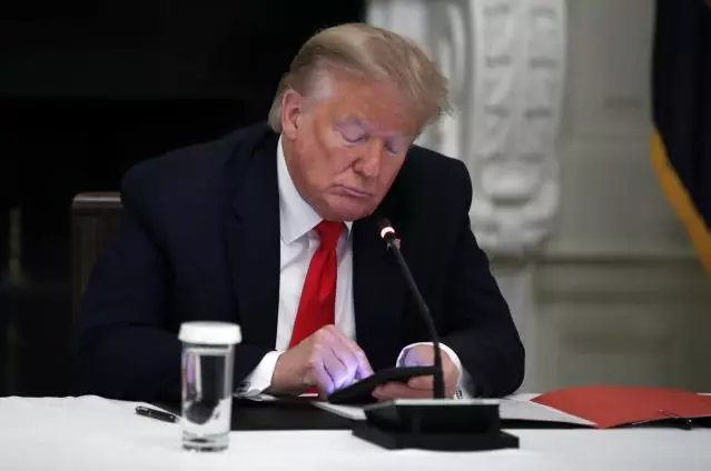 Возможно, старина Трамп уже подбирает NSFW-фоточку, которую он собирается запостить первой после разбана 