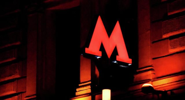    Знак метро у входа на станцию в Москве © Наталья Селиверстова/РИА Новости