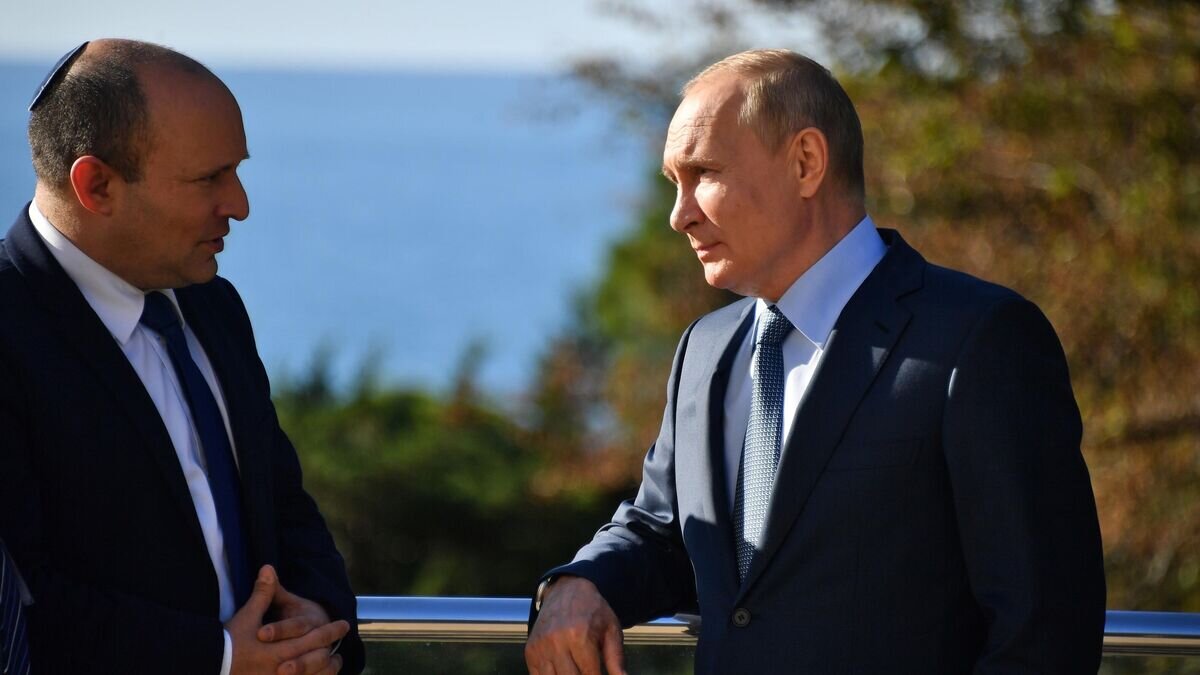    Президент РФ Владимир Путин и премьер-министр Израиля Нафтали Беннет во время встречи в Сочи© РИА Новости / Евгений Биятов
