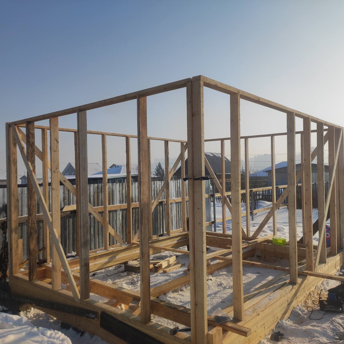 Большие проемы это под окна и дверь входную