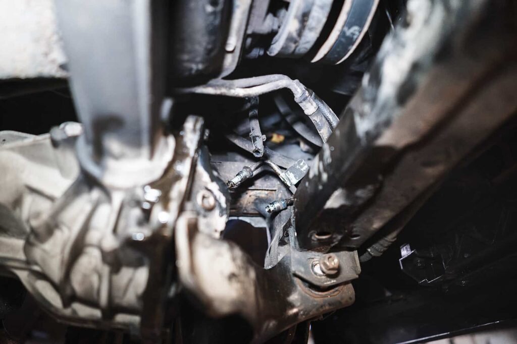 Отсоединяем трубки подачи и обратки