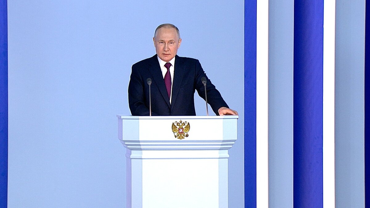 На федеральном собрании президент РФ Путин В.В. Рассказал о социальной поддержке граждан и повышении МРОТ в 2024 году.  
