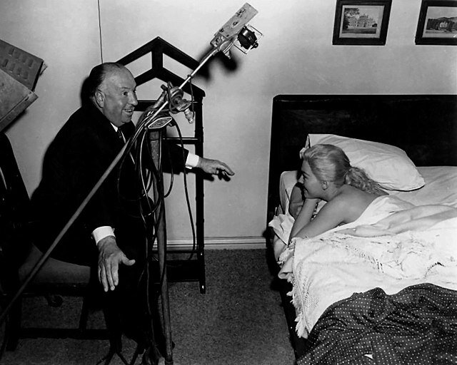 Альфред Хичкок и Ким Новак на съемках фильма "Головокружение" (1958) / Wikimedia Commons