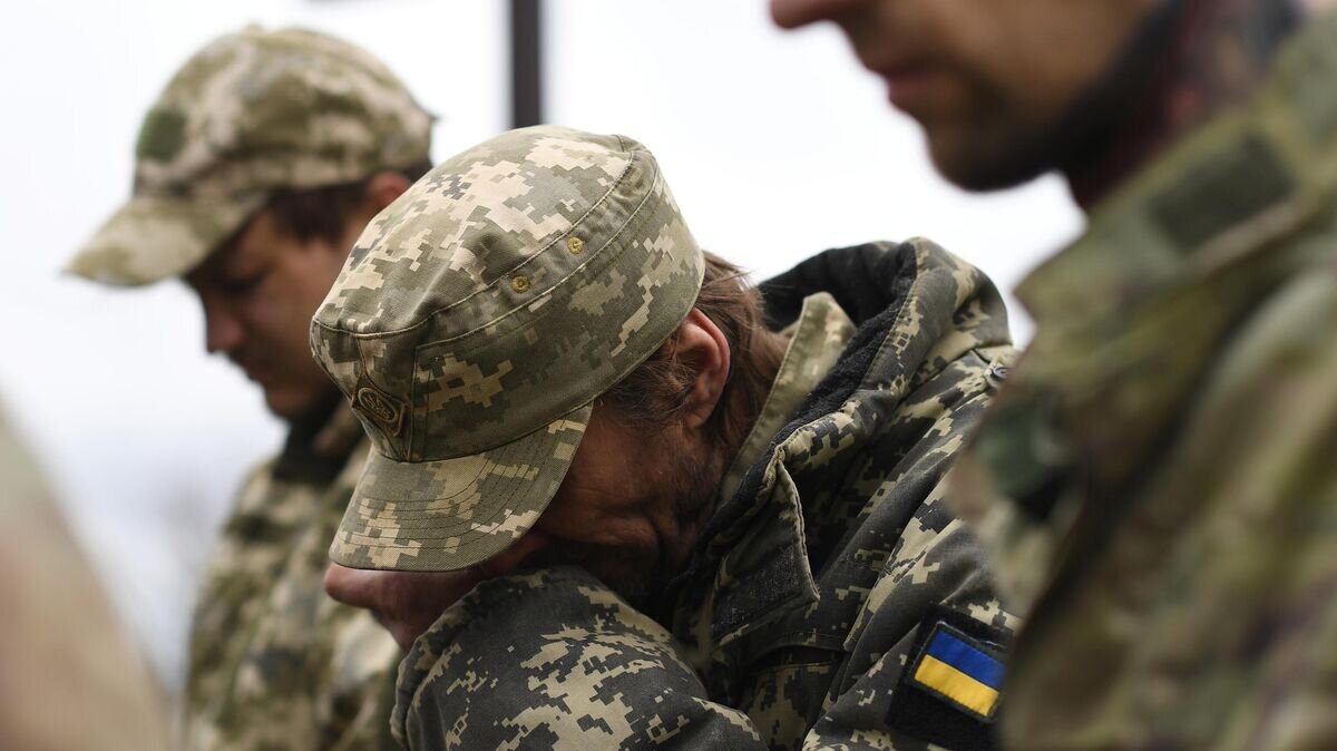    Украинские военнопленные на территории мемориала "Не забудем, не простим!" в районе поселка Видное Луганской области в День памяти жертв украинской агрессии© РИА Новости / Алексей Майшев