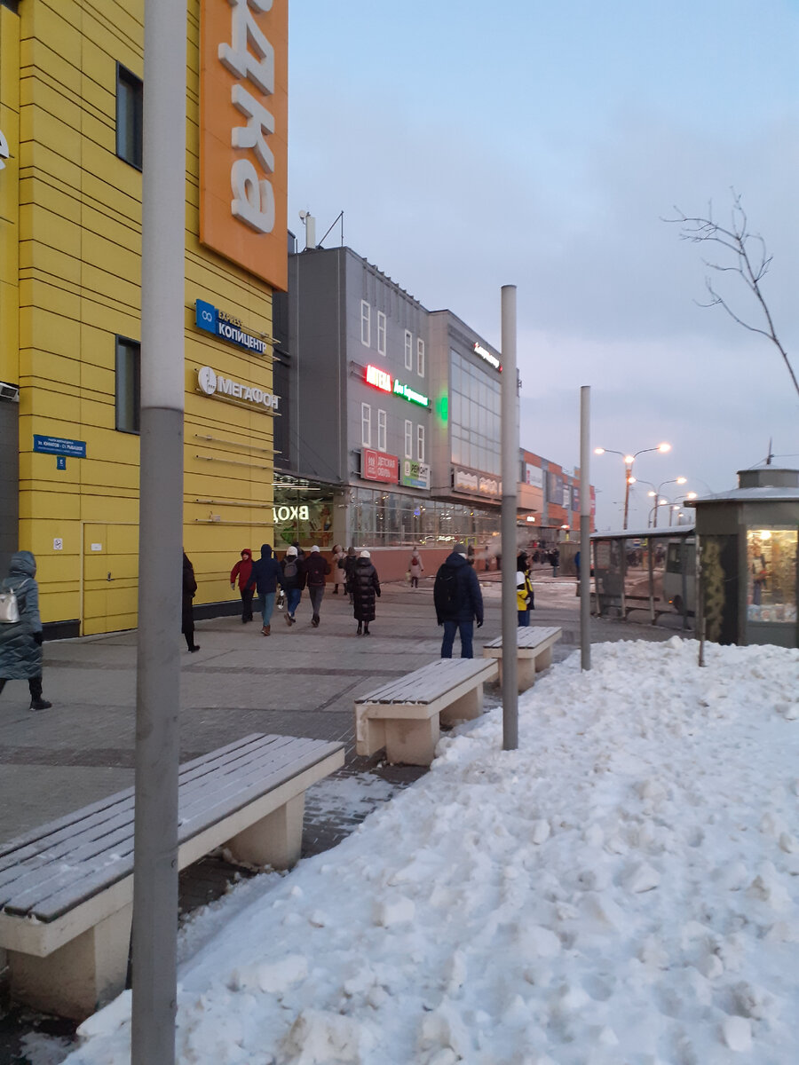 Торговый центр возле м. Рыбацкое 