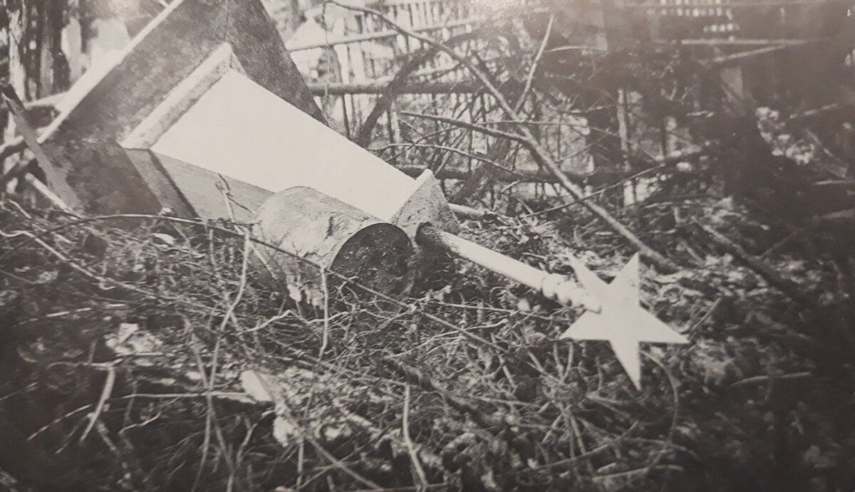 Российская империя рухнула при политической гиперактивности российского общества. СССР распался при девяносто девяти процентной выжидательной позиции общества.