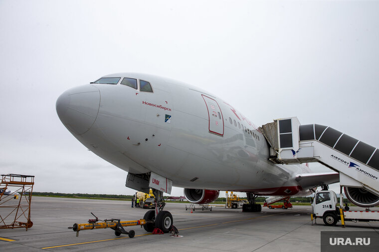    Рейс задержался из-за позднего прибытия самолета