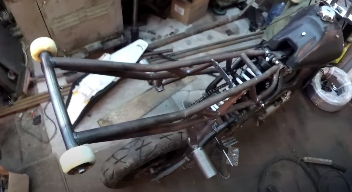      Самодельный бугель с колёсами для выполнения художественных трюковых элементов