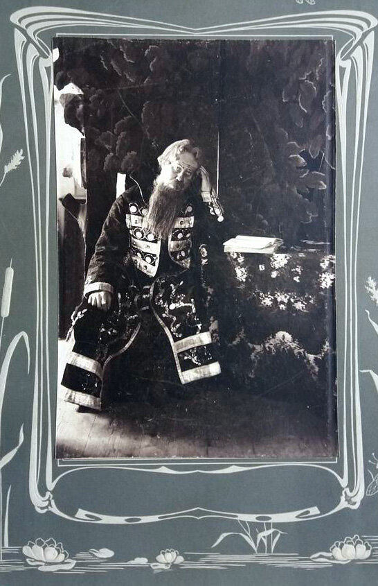 Ипполит Минеевич Бушков в образе из спектакля.