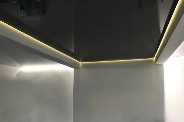 Парящий по периметру натяжной потолок TEQTUM EURO в коридоре (пример)