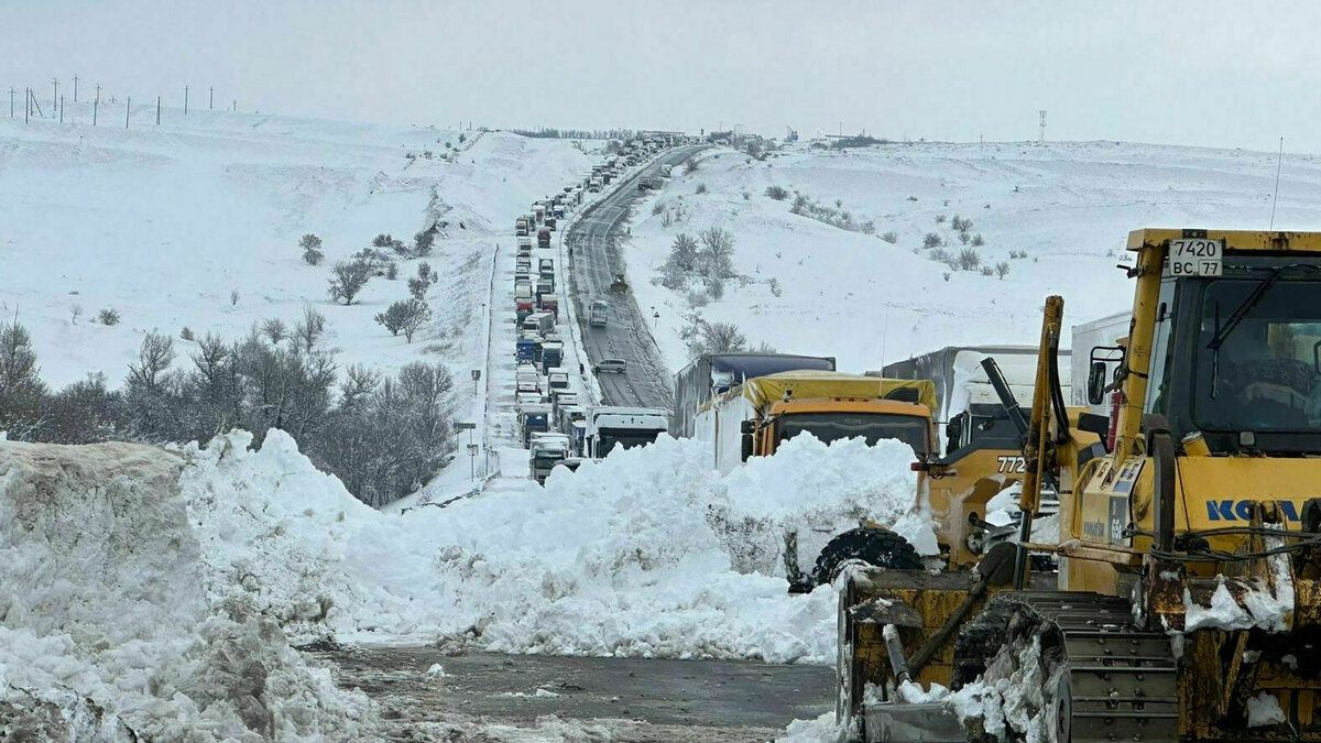     «Автодор» назвал причину транспортного коллапса, который произошел на трассе М-4 «Дон» в Ростовской области, говорится в Telegram-канале компании.