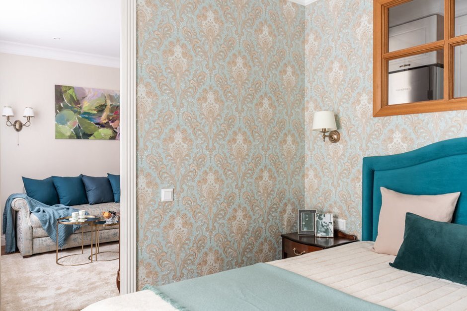 На месте кухни разместили полноценную спальню. Из однушки - необычная двушка