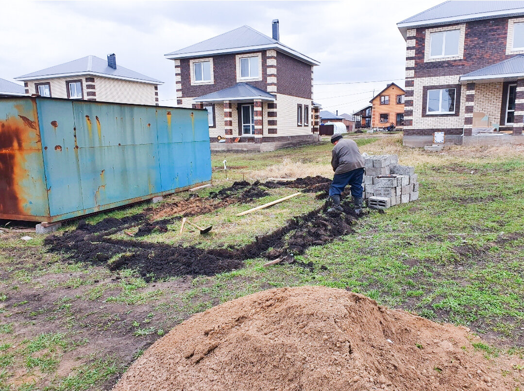 Первый шаг - подготовка грунта для установки блоков