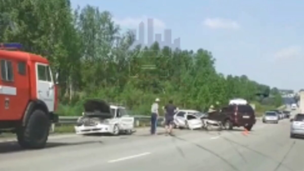     В Красноярском крае на Енисейском тракте в сторону деревни Большая Мурта столкнулись несколько автомобилей.