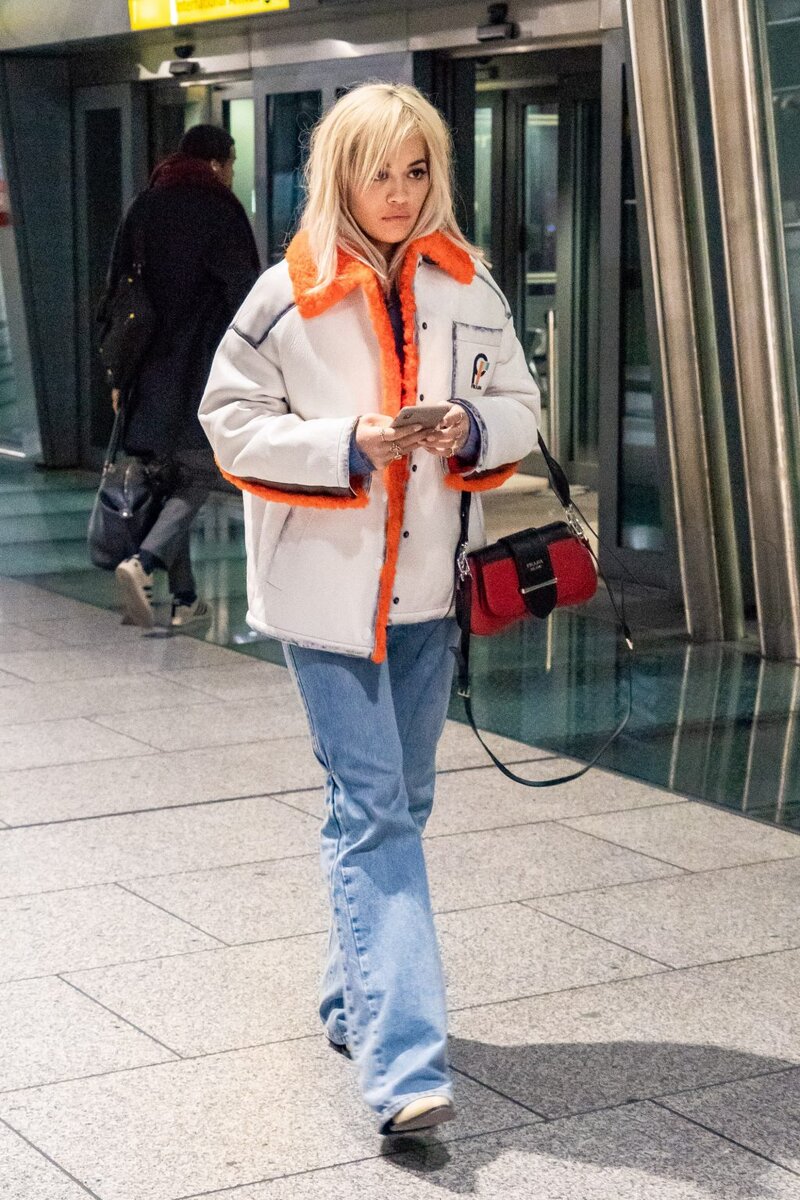 Рита Ора в Prada с сумкой Sidonie