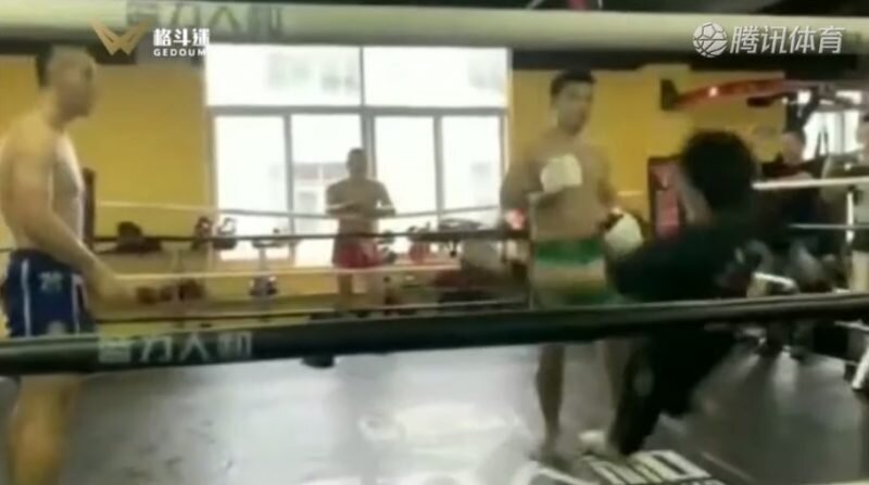 Ву падает в третий раз после апперкота.