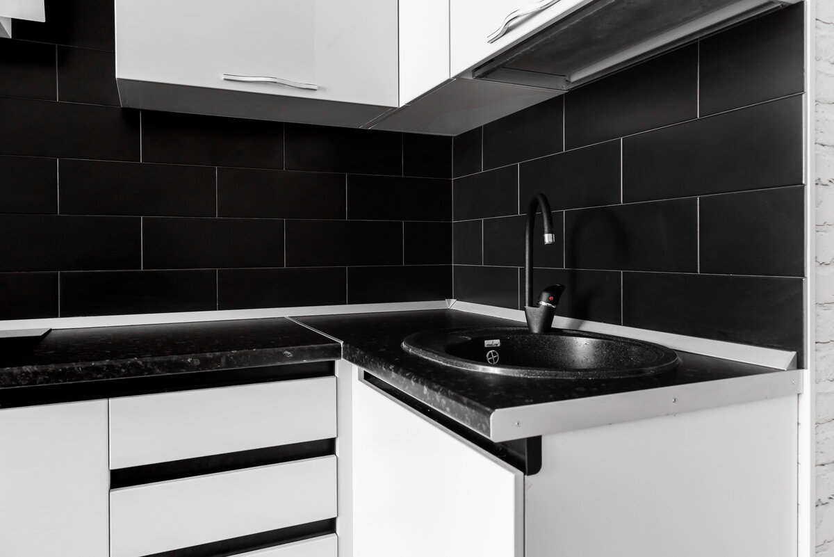 Фартук и столешница черного цвета