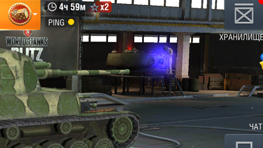 Сварщик усердно работает