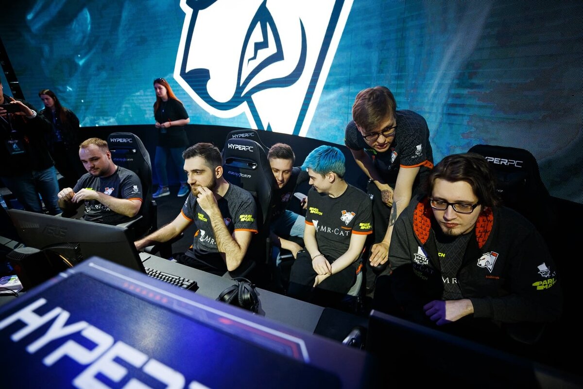 Патч комментаторов. Хаос комментатор. Strike комментатор. Стример комментатор дота 2. Комментаторы дота 2 годхант.