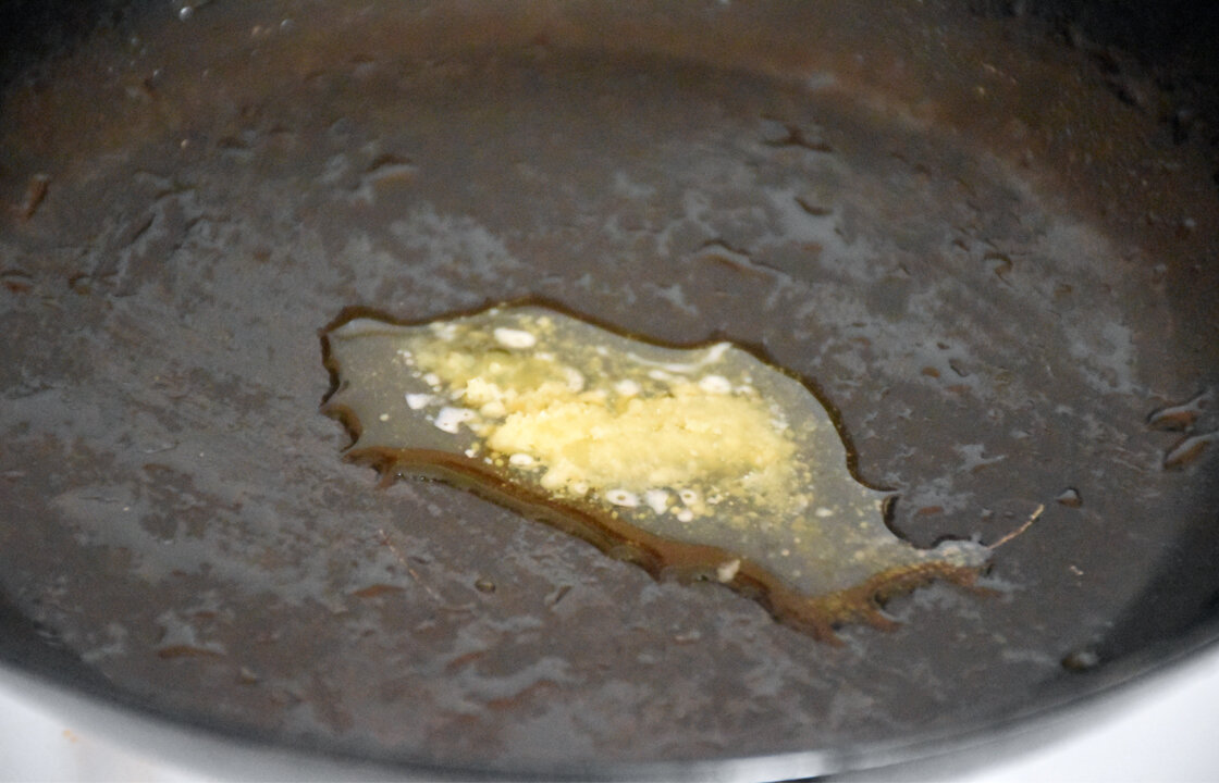 Топлёное масло тает на сковороде