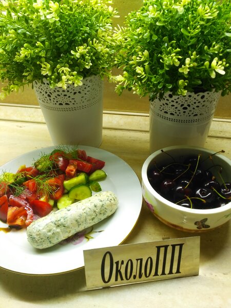 Фотография ужина: салат из овощей, куриная сарделька и черешня