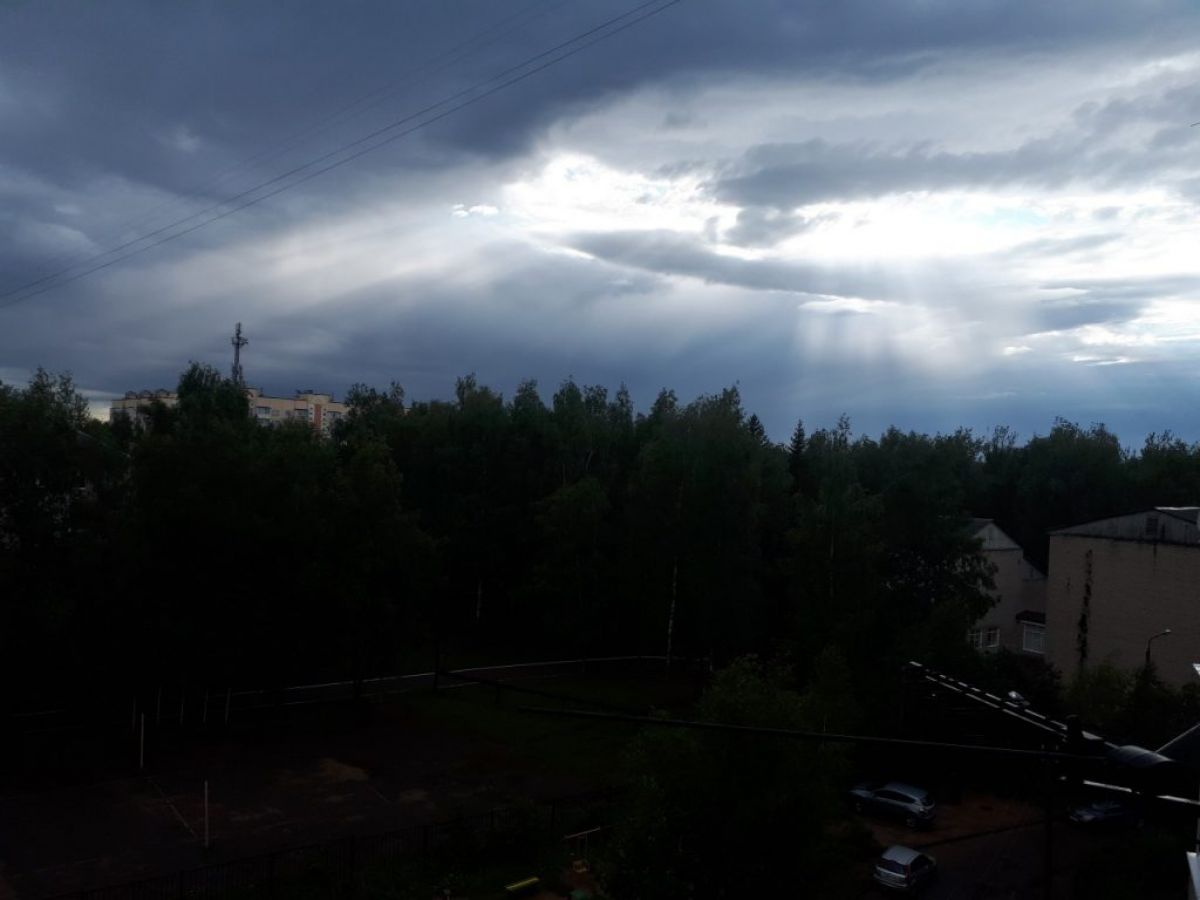 Загадочное возникновение попало в кадр 6 июля, и сразу же стало причиной появления огромного количества комментариев в социальных сетях.