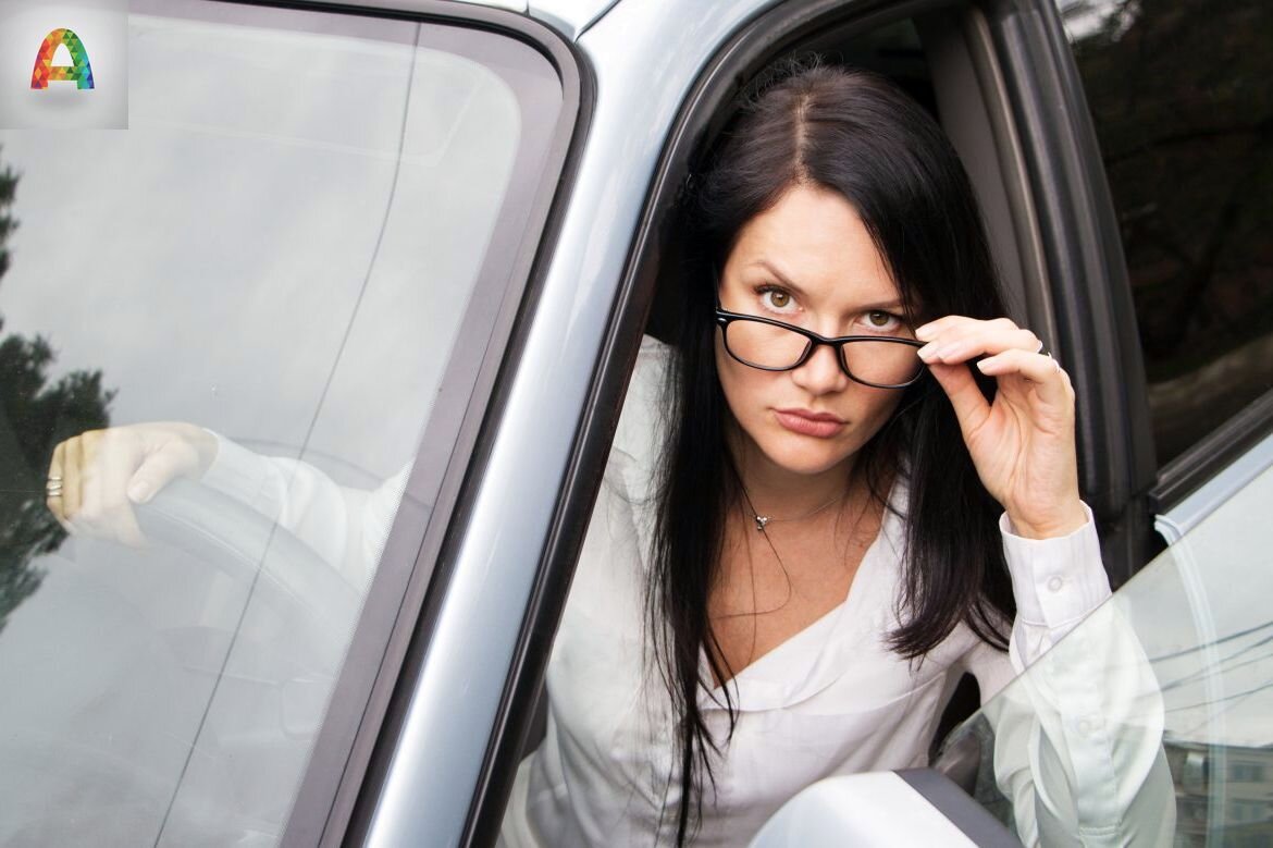 Испания требует, чтобы водители держали дополнительную пару очков в своем автомобиле