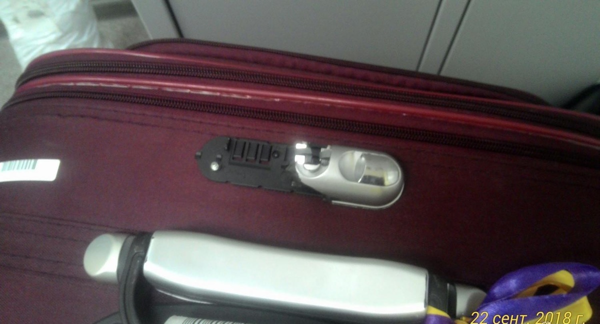 Наш чемодан после снятия с ленты.