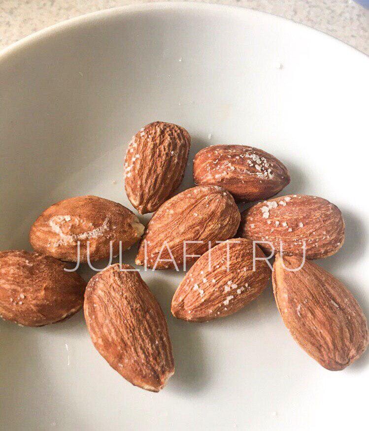 Подсушенный соленый миндаль