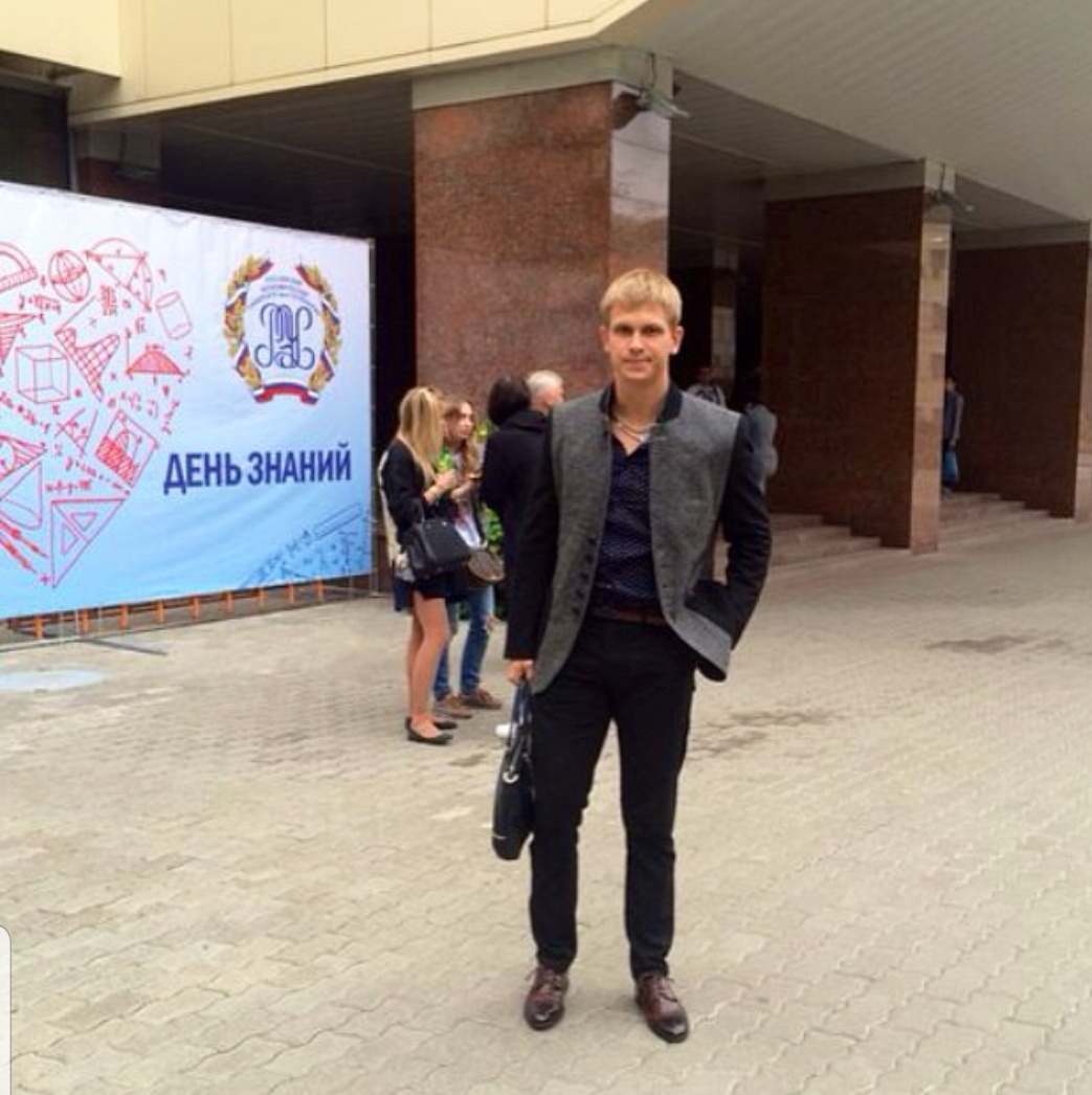 Вот он я - молодой и красивый "удачно"😂 позирую на фоне любимого Университета.