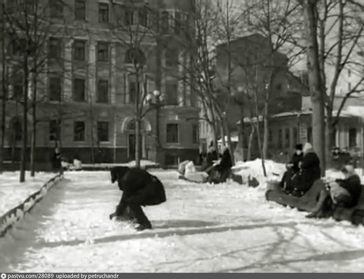 Перекресток Малой Бронной улицы и Ермолаевского переулка, 1963 г. Кадр из фильма "Если ты прав".