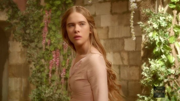 Анастасия, Кёсем. Её сыграла Анастасия Тсилимпоу. Актриса и сама родом из Греции. Её национальность повлияла на то, что она получила эту роль.