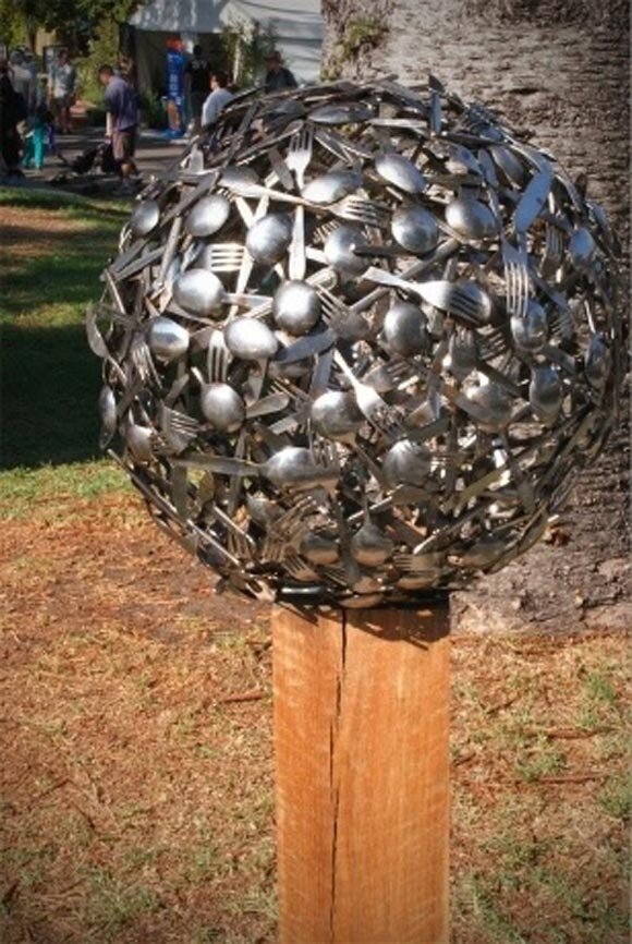 Фото: proudhomedecor.com/wp-content/uploads/2019/03/diy-garden-globe-ball-ideas-13.jpg