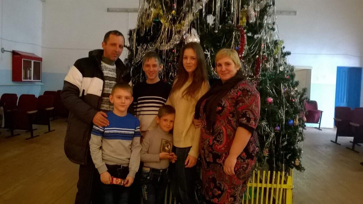 Наша семья + племянник (в синем)