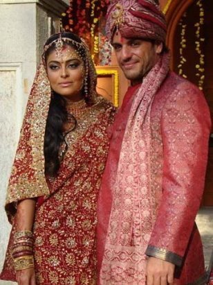 Вот такая красивая была свадьба у Майи и Раджа, пусть и противоречащая индийским традициям (но об этом поговорим позже).