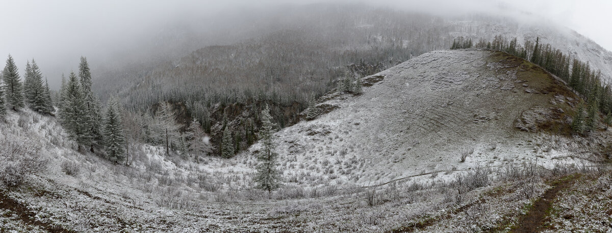 2.Там внизу гремит порогами бурный Мажойский каскад! Вся весенняя зелень покрылась снегом из-за внезапной снежной бури, которую никто не ожидал.