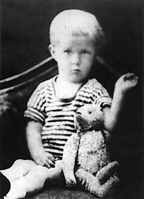 Вдова Александра Солженицына Наталия в интервью «Известиям» рассказала о том, что паспортистка ошиблась при записи отчества писателя. По словам Наталии, отца Солженицына звали Исаакий Семенович Солженицын, но в паспортном столе маленькому Александру ошибочно приписали отчество «Исаевич».
