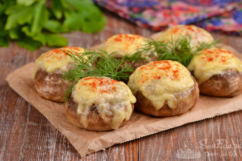 Шампиньоны, фаршированные курицей и сыром в духовке