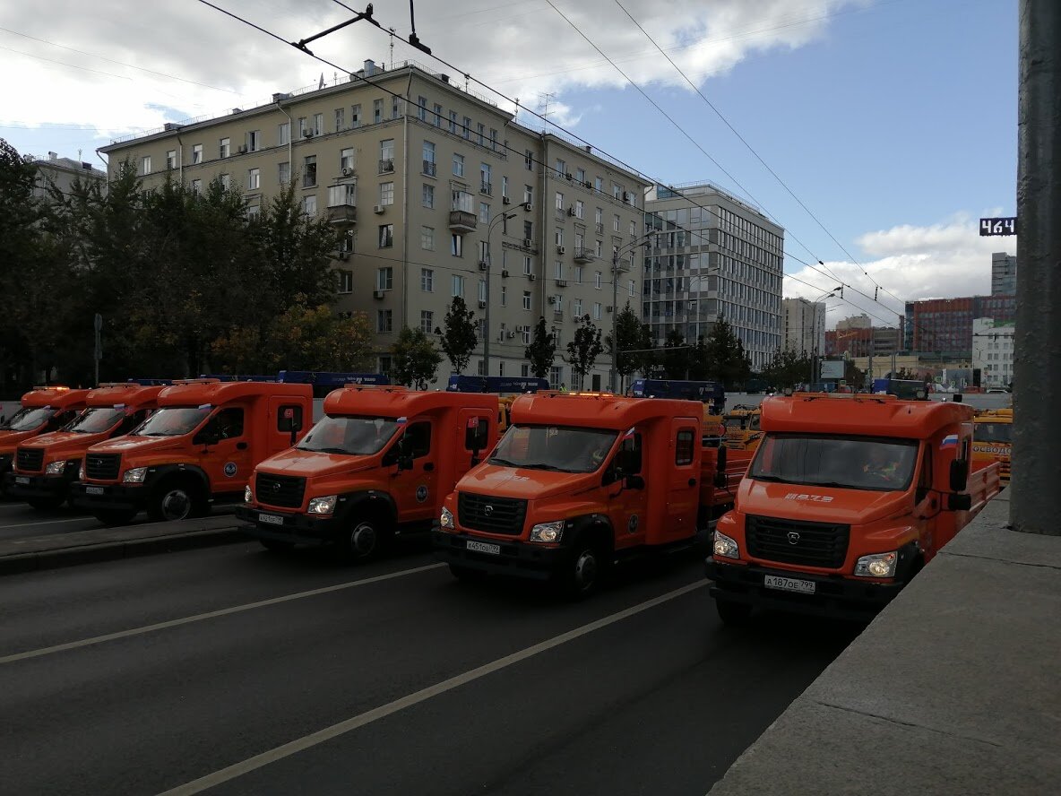 Парад мусоровозов в центре Москвы. Русские идут?