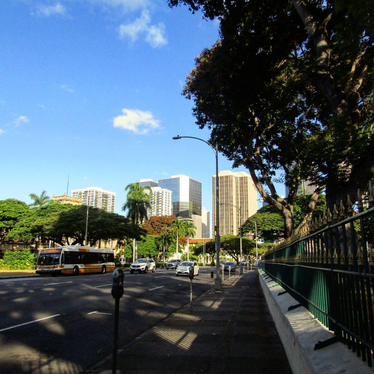 Гавайский туристический и культурный центр. Улицы Гонолулу. Гонолулу США. Гонолулу Гавайи. Штат Гавайи достопримечательности.